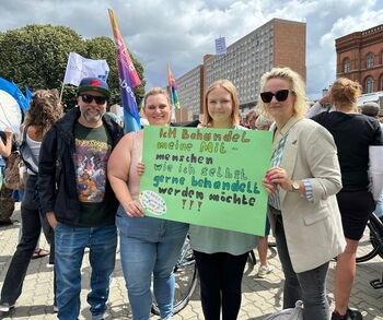 Schülerin mit Schulsozialarbeiterinnen und Schulleitung bei der Demo